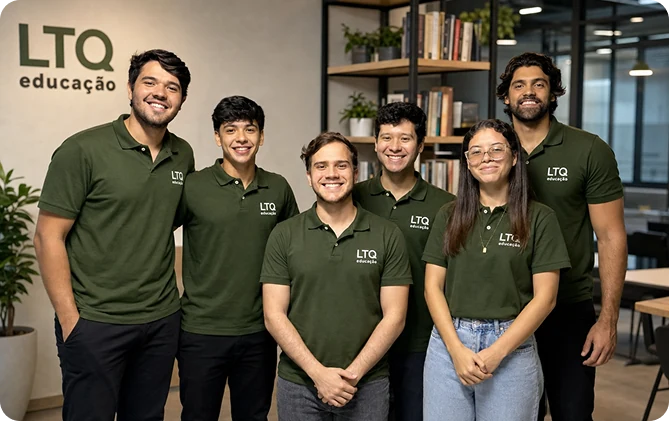 Time da LTQ Educação reunido no escritório, de camisa polo verde da marca
